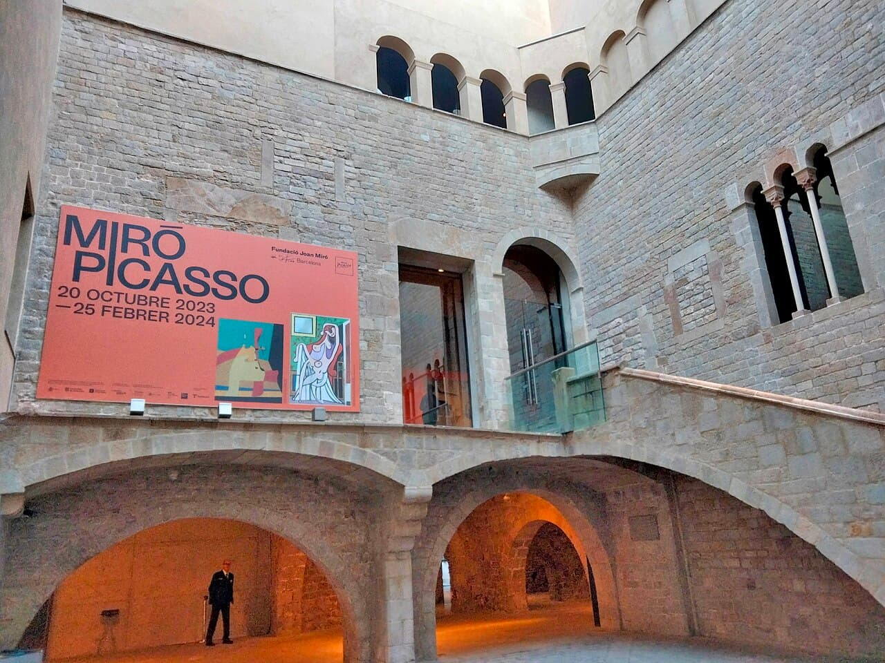 Patio médiéval à arcades de pierre du Musée Picasso de Barcelone, installé dans les palais gothiques de la Carrer Montcada dans le quartier d'El Born