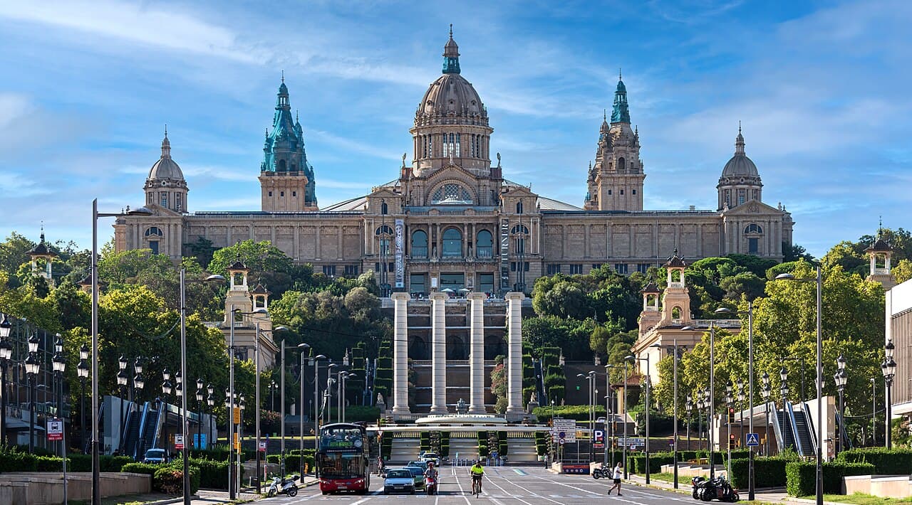 La façade monumentale du Palau Nacional de Montjuïc qui abrite le MNAC (Musée National d'Art de Catalogne) à Barcelone, avec ses dômes et sa grande esplanade