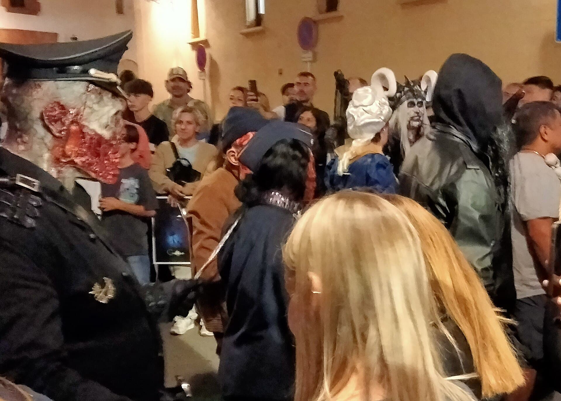 Participants maquillés en zombies et spectateurs dans une rue de Sitges pendant la Zombie Walk du festival de cinéma 2024