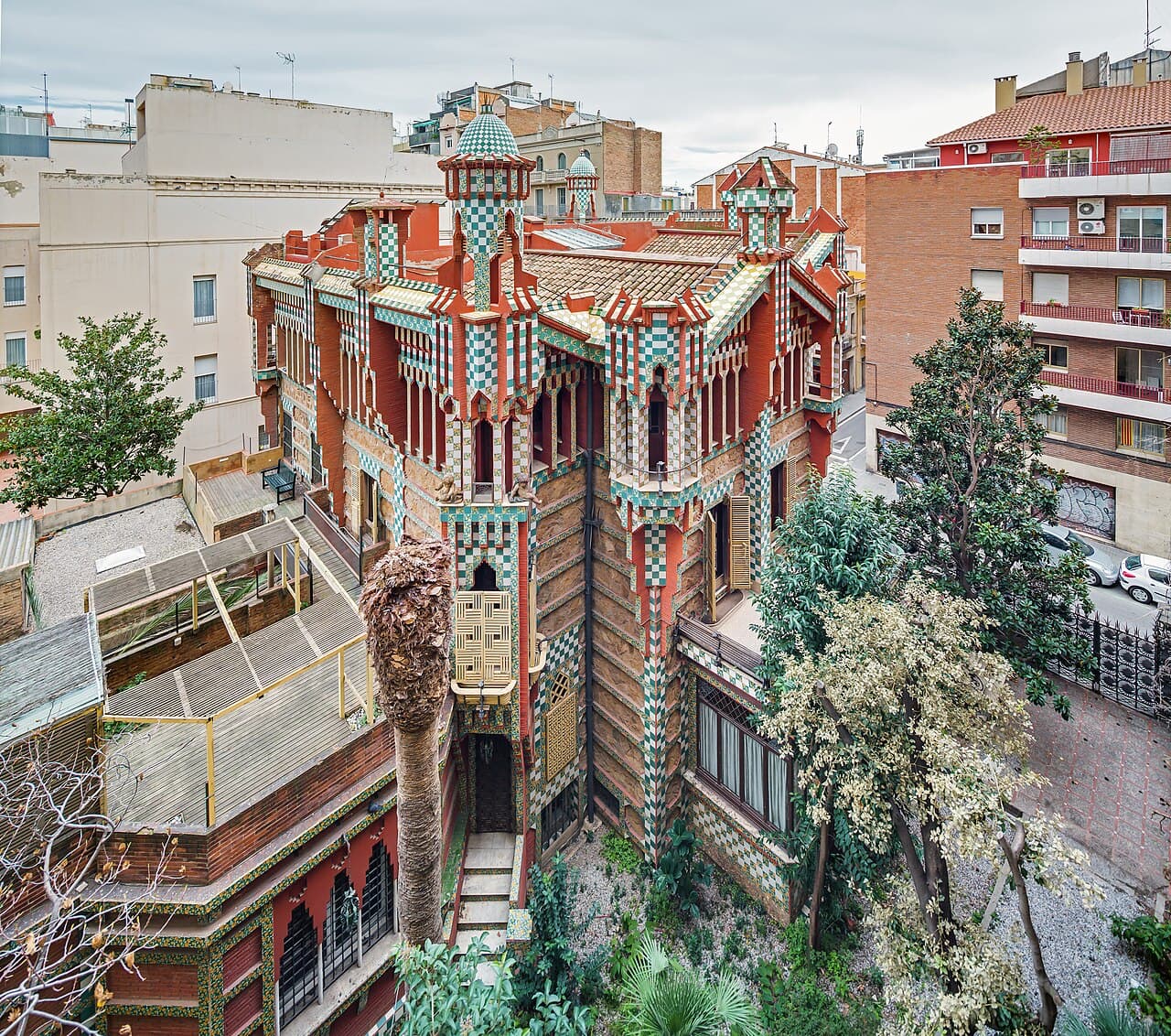 La façade colorée de la Casa Vicens de Gaudí, avec ses carreaux de céramique verts et blancs, dans le quartier de Gràcia à Barcelone
