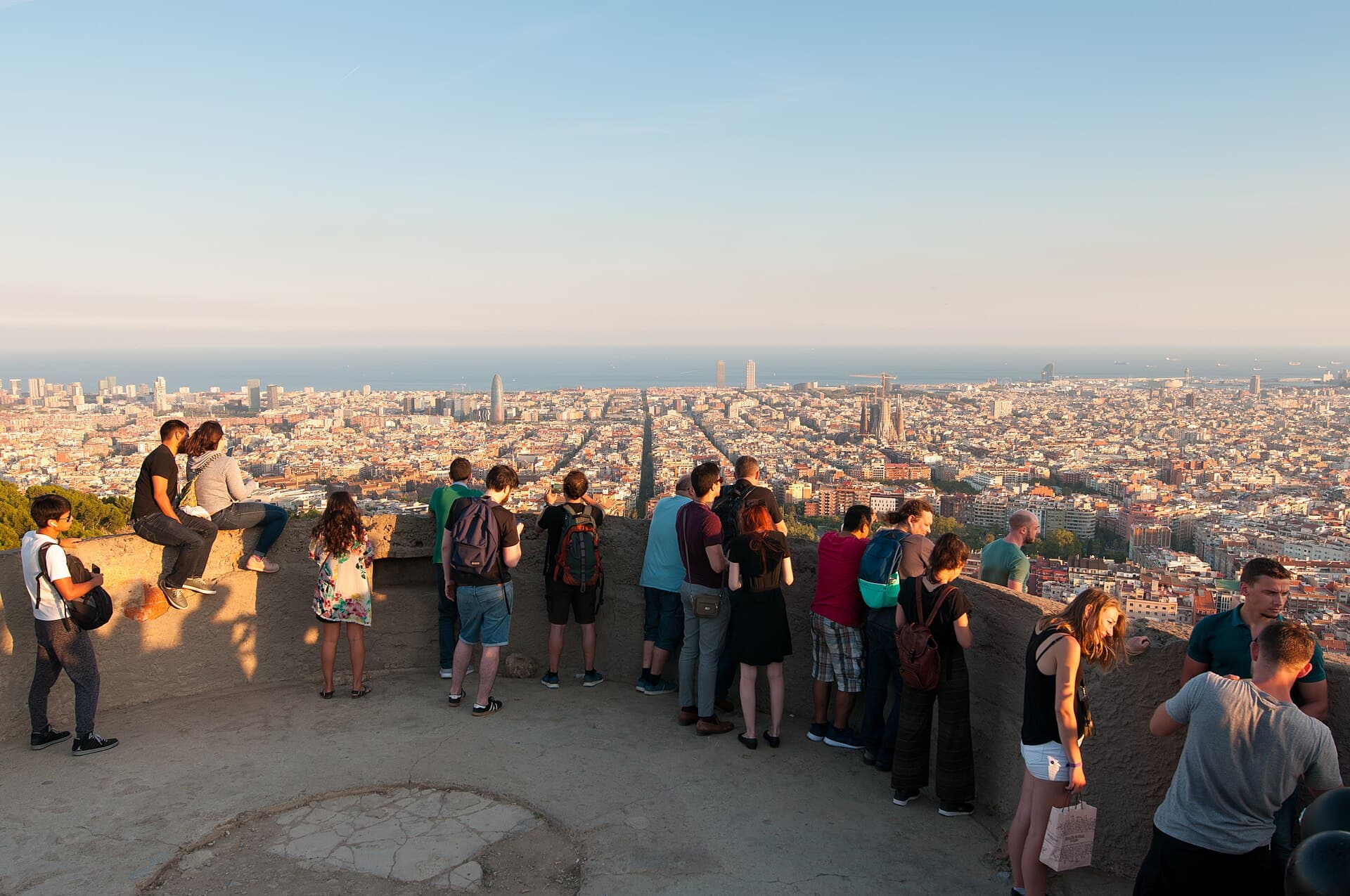 Vue panoramique sur Barcelone et la mer depuis les Bunkers del Carmel en fin de journée