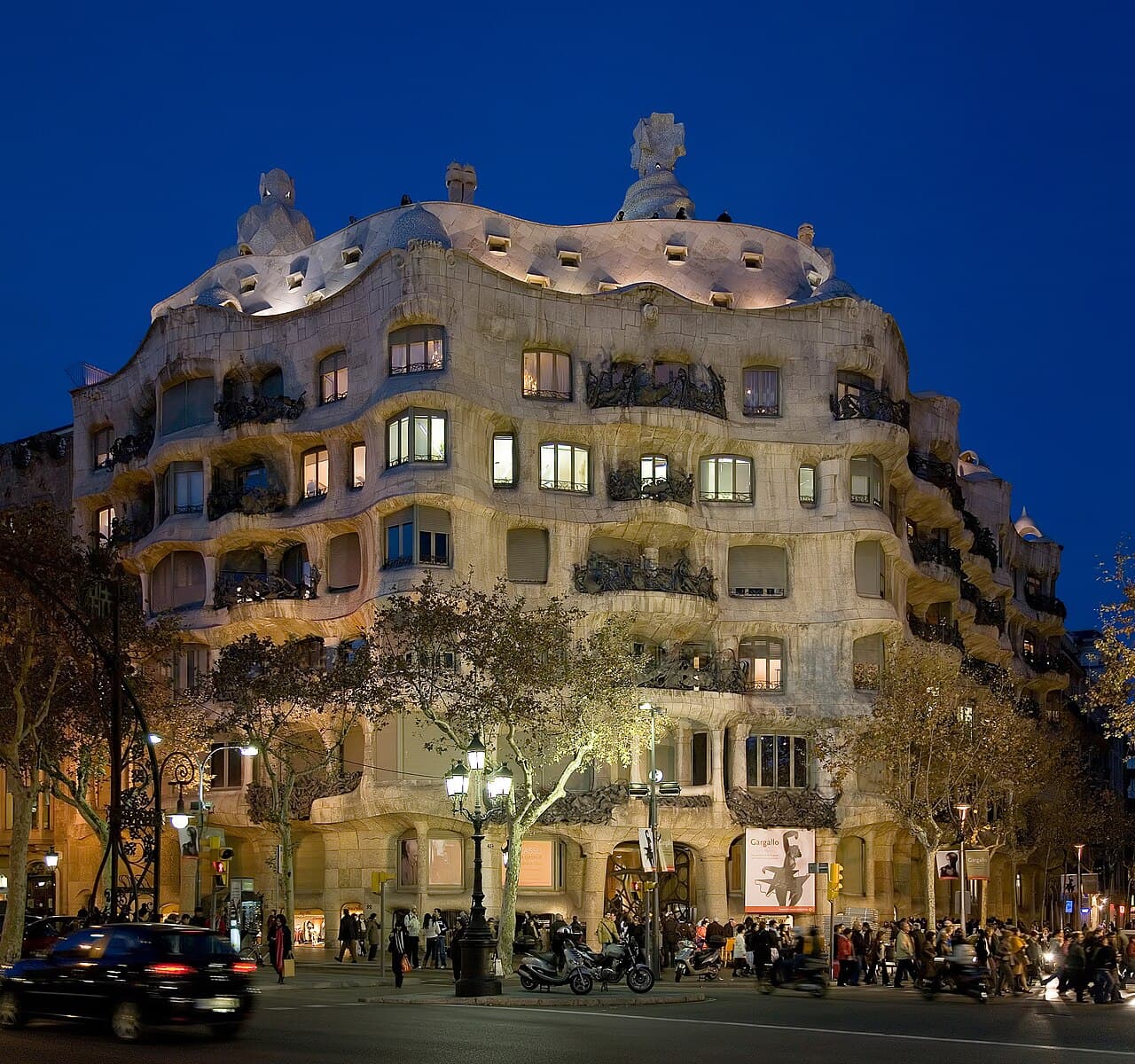 Façade ondulante en pierre calcaire de la Casa Milà (La Pedrera) de Gaudí avec ses balcons en fer forgé sur le Passeig de Gràcia à Barcelone