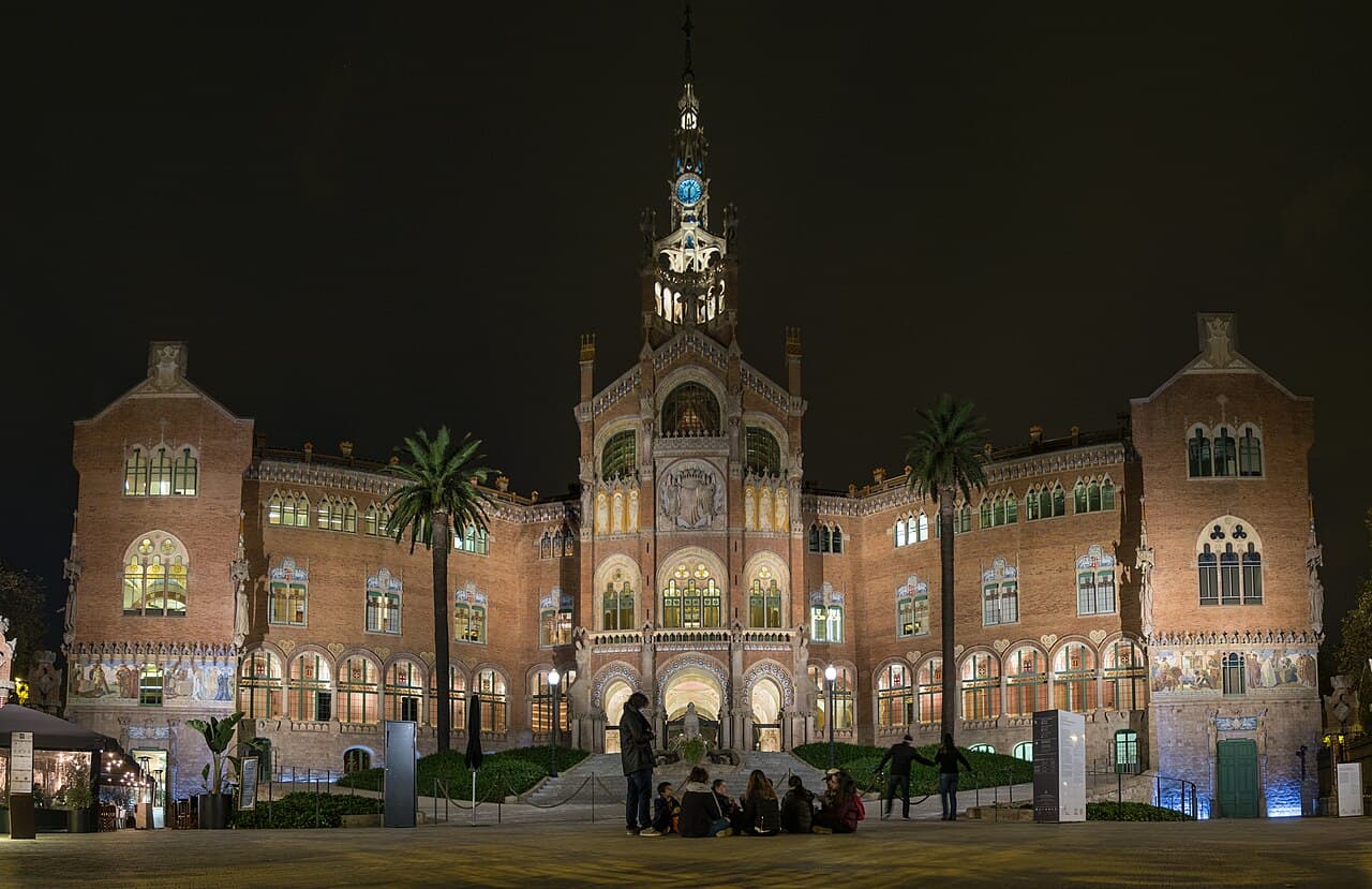 Vue panoramique des pavillons modernistes en brique rose et céramique colorée du Recinte Modernista de Sant Pau à Barcelone