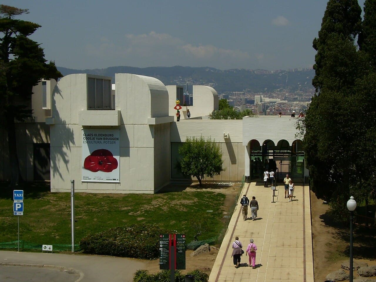 Le bâtiment blanc et lumineux de la Fondation Joan Miró sur la colline de Montjuïc à Barcelone