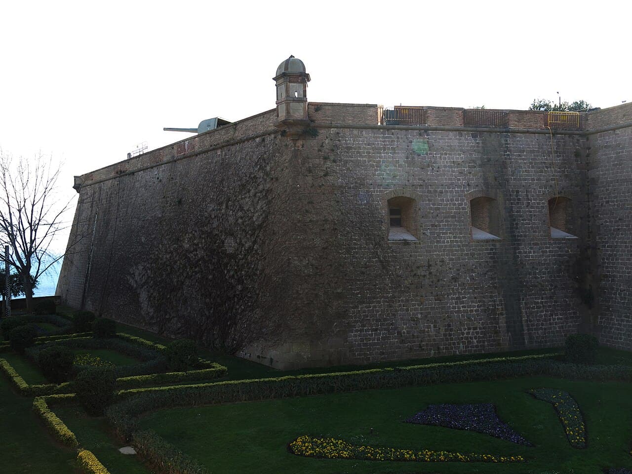 Le bastion de Sant Carles du château de Montjuïc à Barcelone, vu depuis le pont qui enjambe les douves