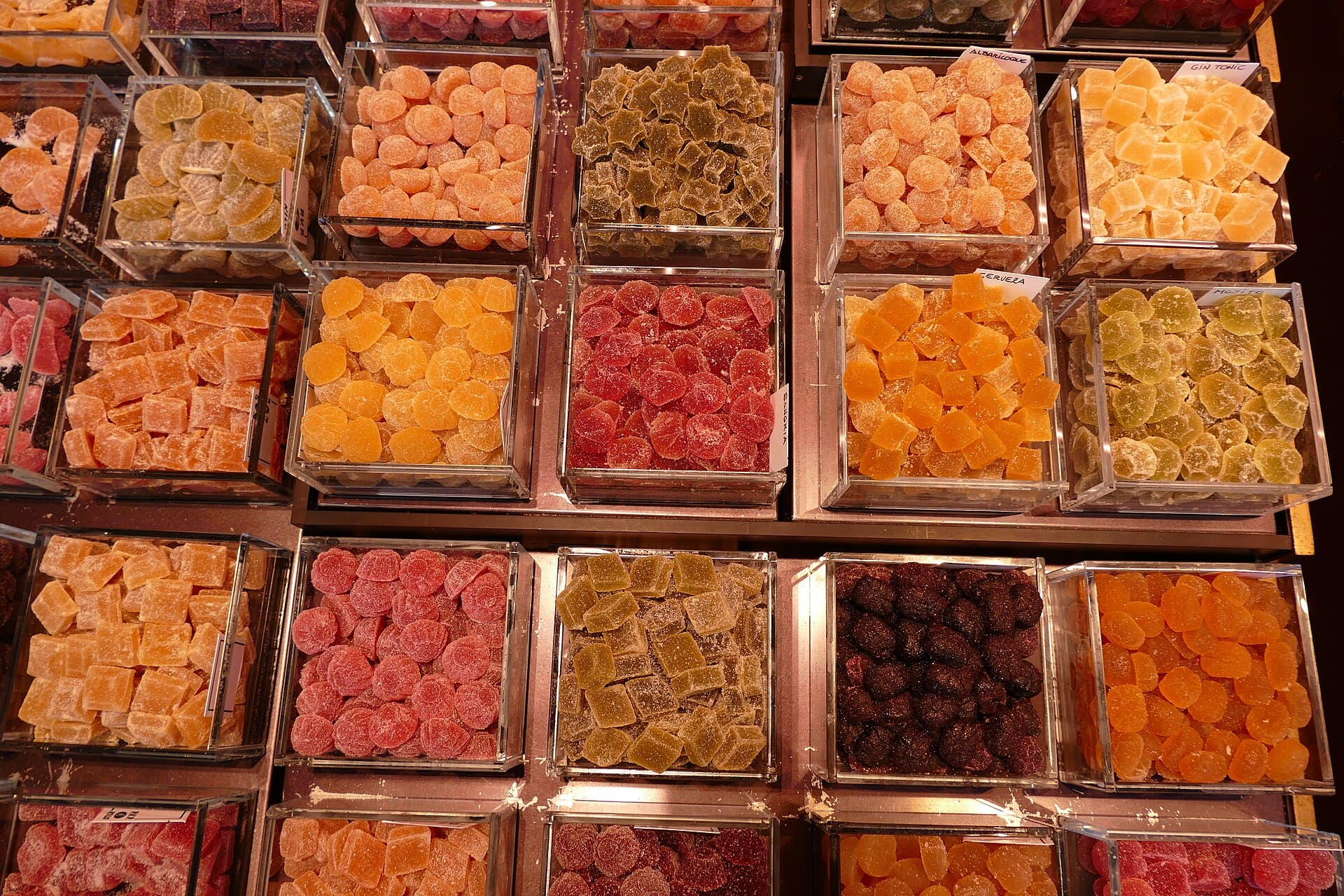 Étal de fruits et de produits frais au marché de la Boqueria à Barcelone, sous la halle métallique