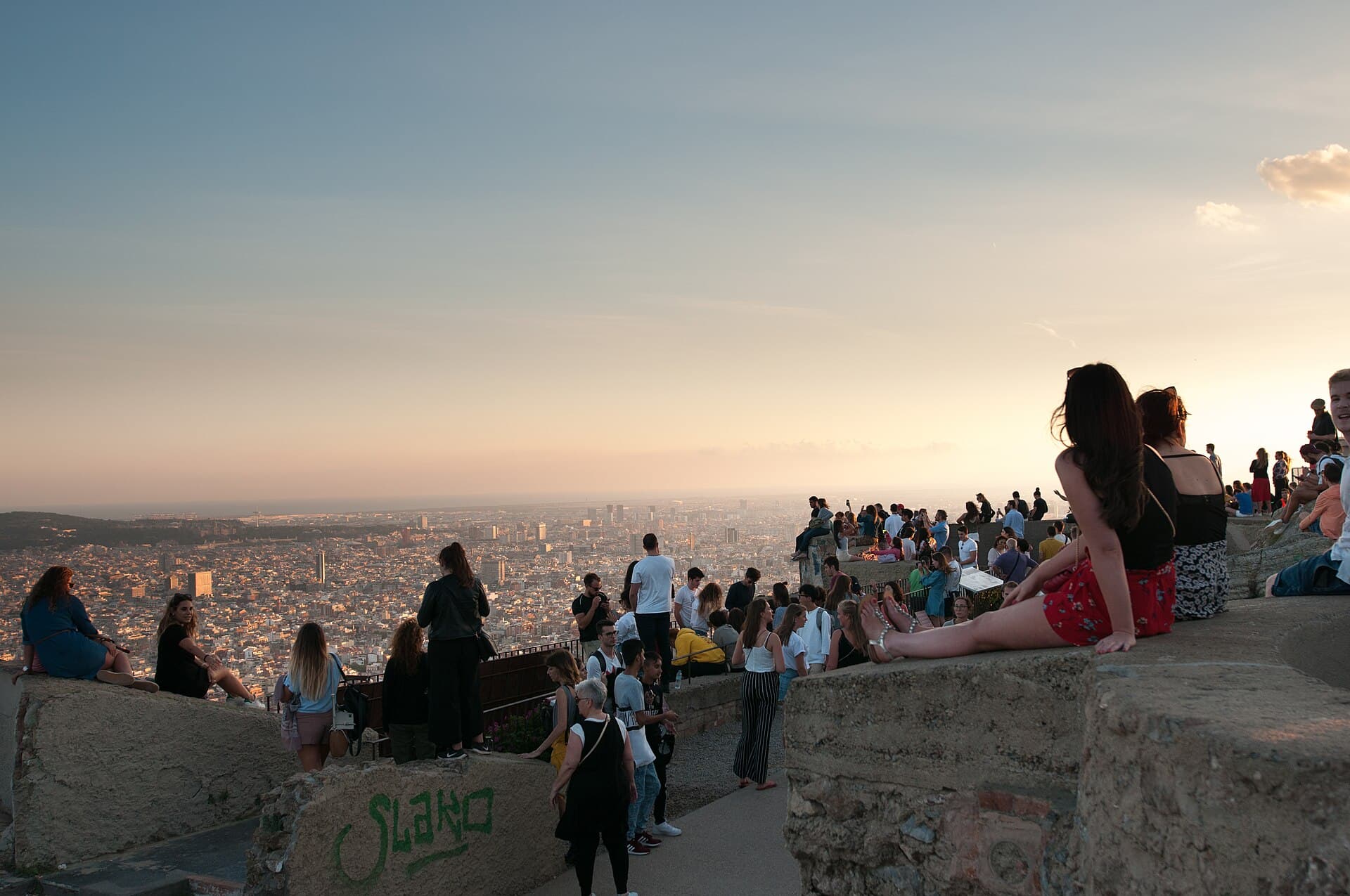 Vue panoramique sur Barcelone et la mer depuis les Bunkers del Carmel, au coucher du soleil