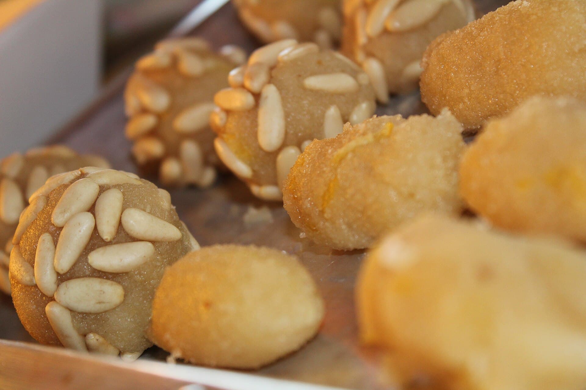 Assiette de panellets catalans aux pignons de pin et à l'amande, servis pour la Castanyada