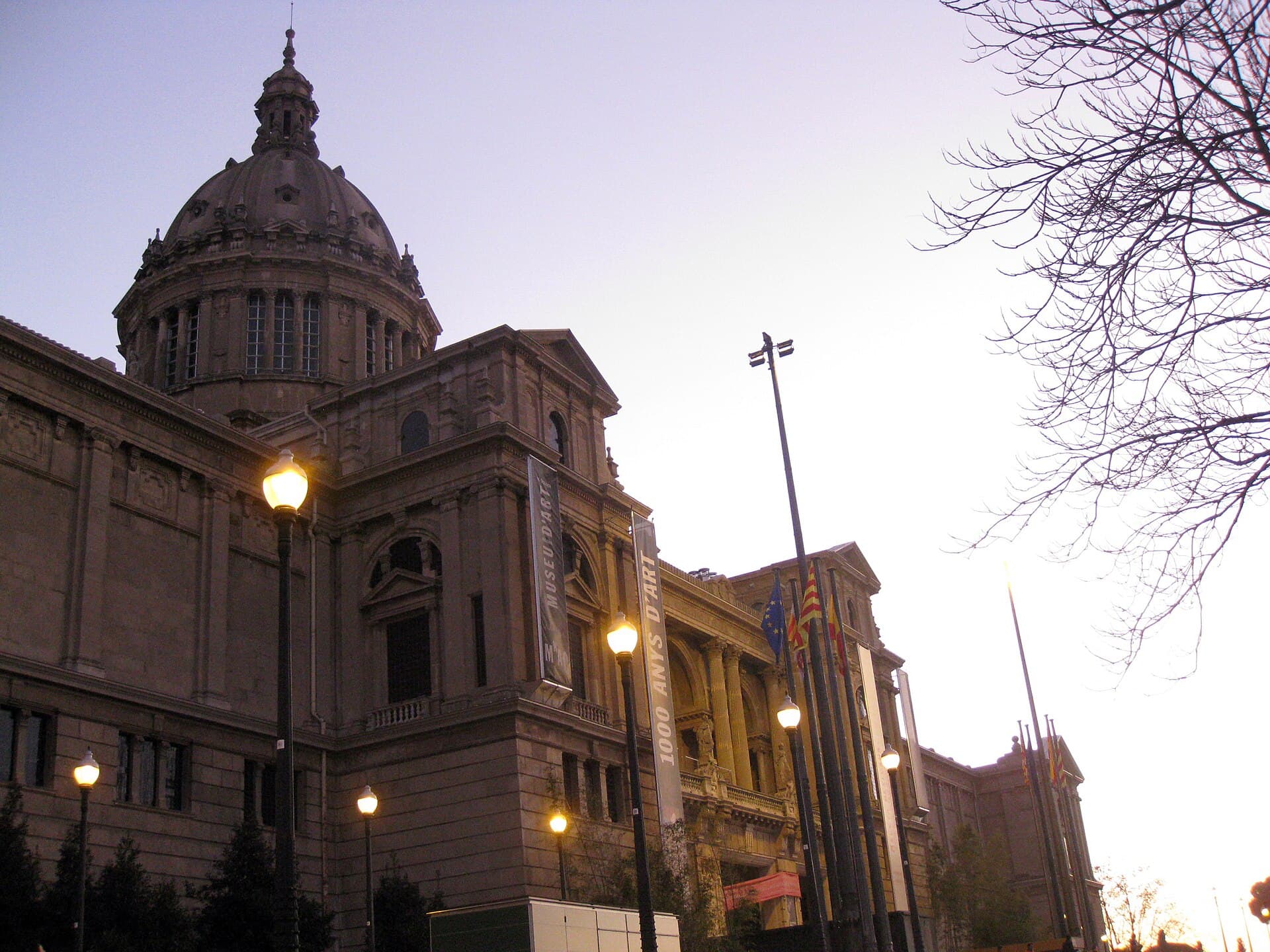 Le Palau Nacional de Montjuïc, qui abrite le MNAC, vu depuis les escaliers au-dessus de la place d'Espagne