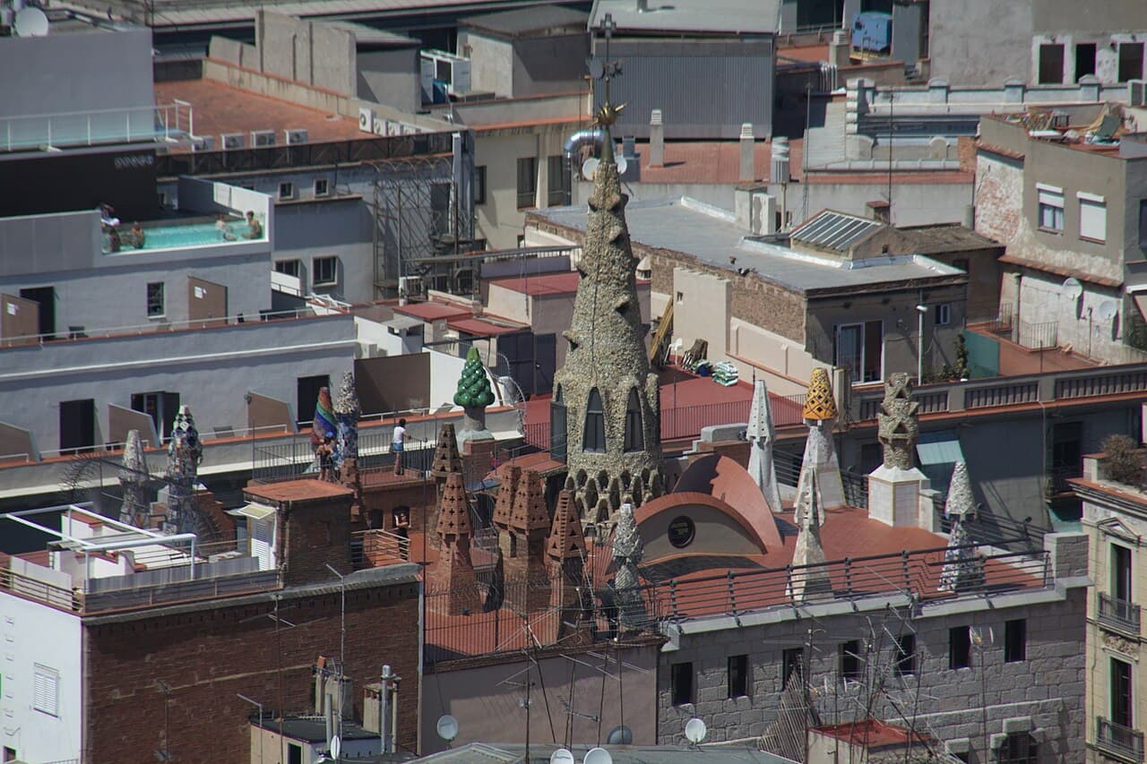 Le toit-terrasse du Palau Güell à Barcelone et ses cheminées recouvertes de trencadís colorés, œuvre d'Antoni Gaudí