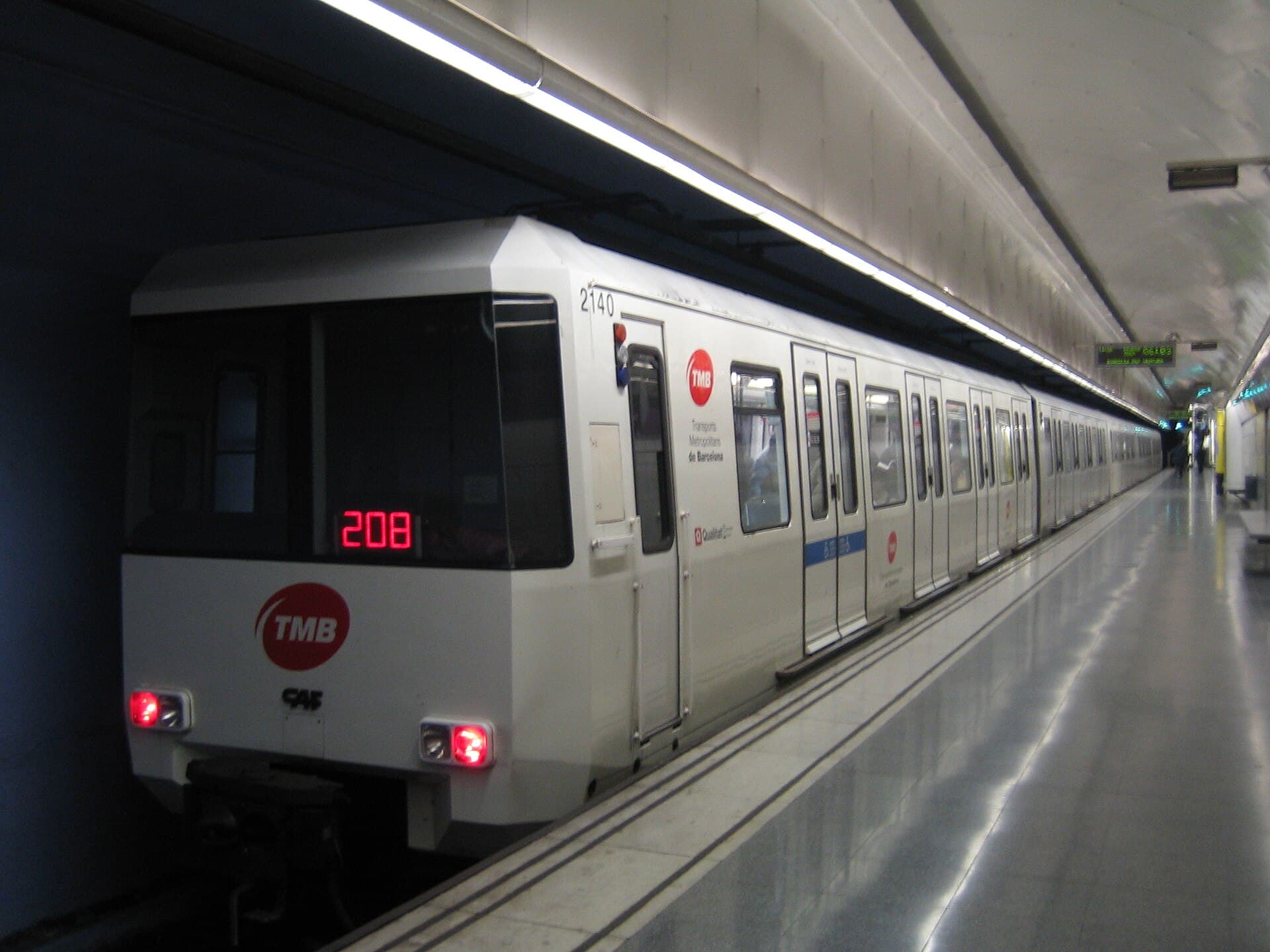 Rame de métro de Barcelone de la série 2000 arrêtée à quai dans une station souterraine