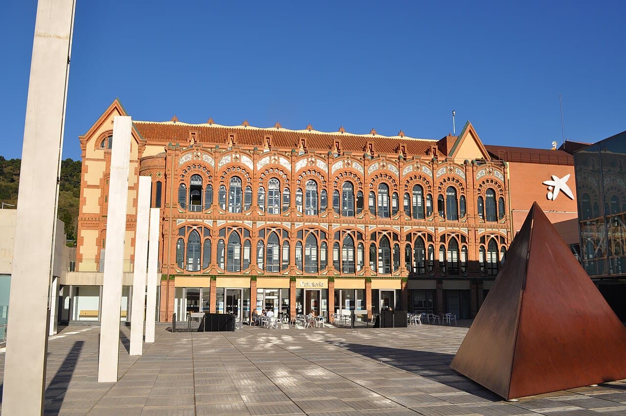 Le bâtiment moderniste de CosmoCaixa, le musée des sciences de Barcelone, au pied de la colline du Tibidabo