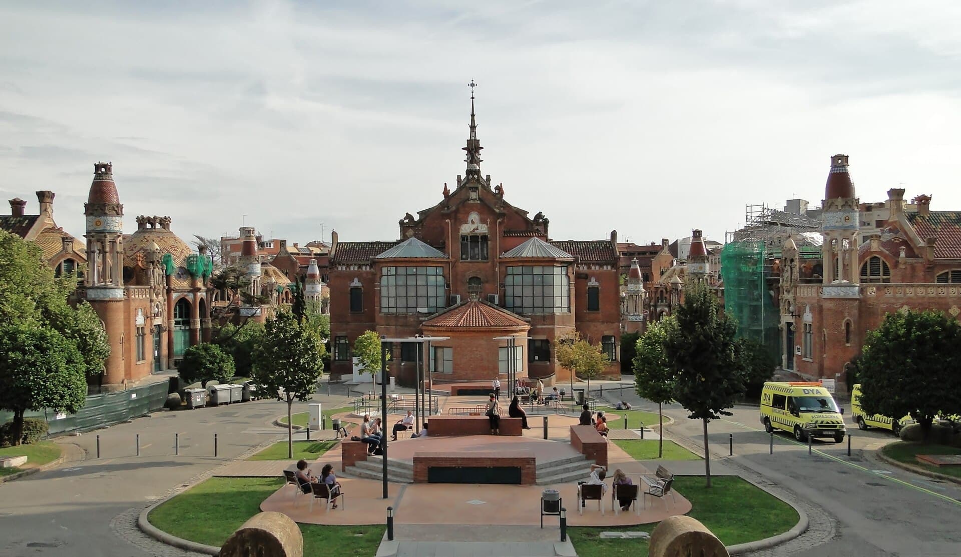 Pavillons modernistes en brique rouge et céramique du recinte de Sant Pau à Barcelone, ouvert pendant le 48h Open House