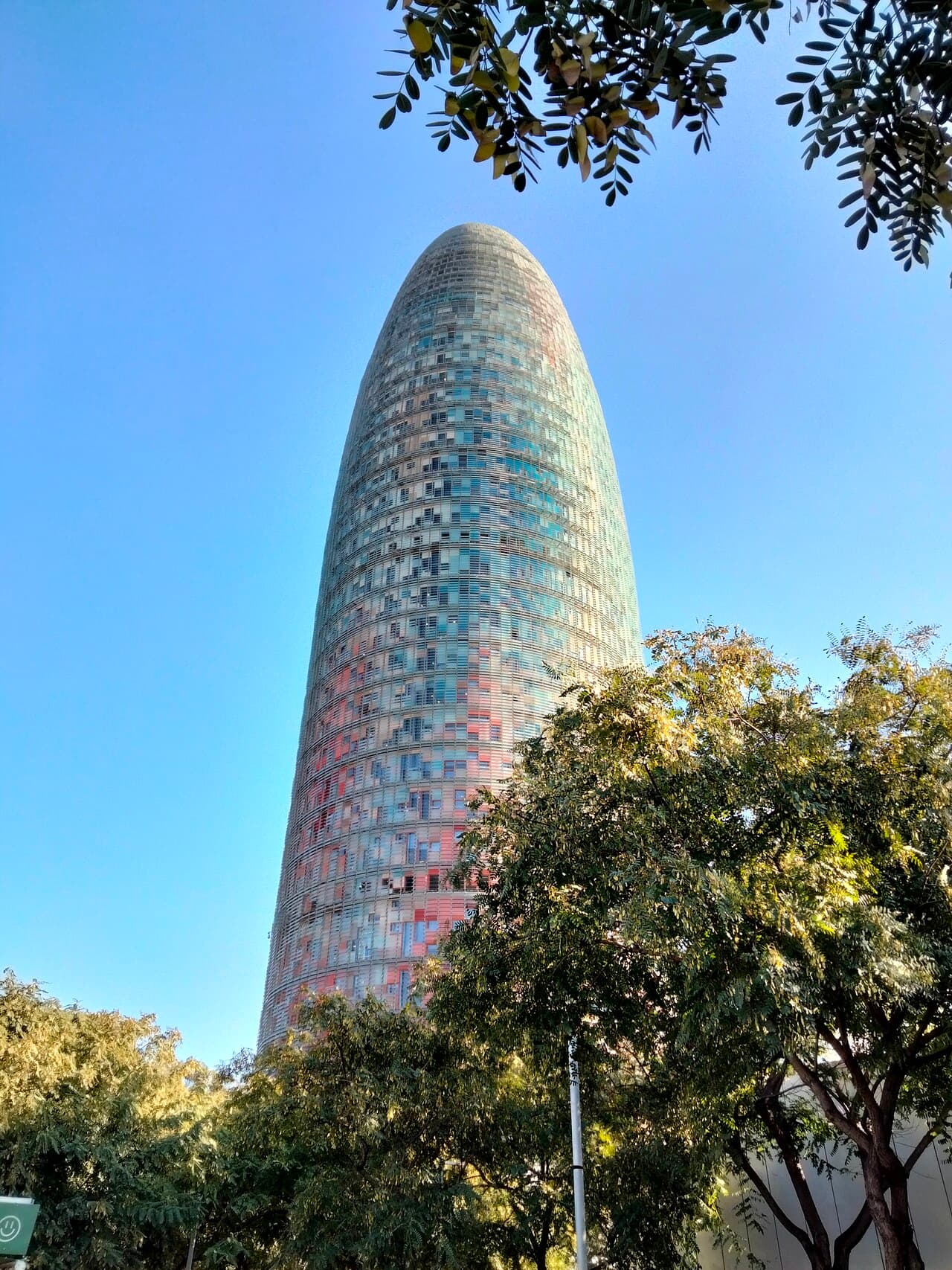 La Torre Glòries de Jean Nouvel vue depuis la plaça de les Glòries Catalanes à Barcelone, avec sa façade cylindrique en lamelles de verre colorées