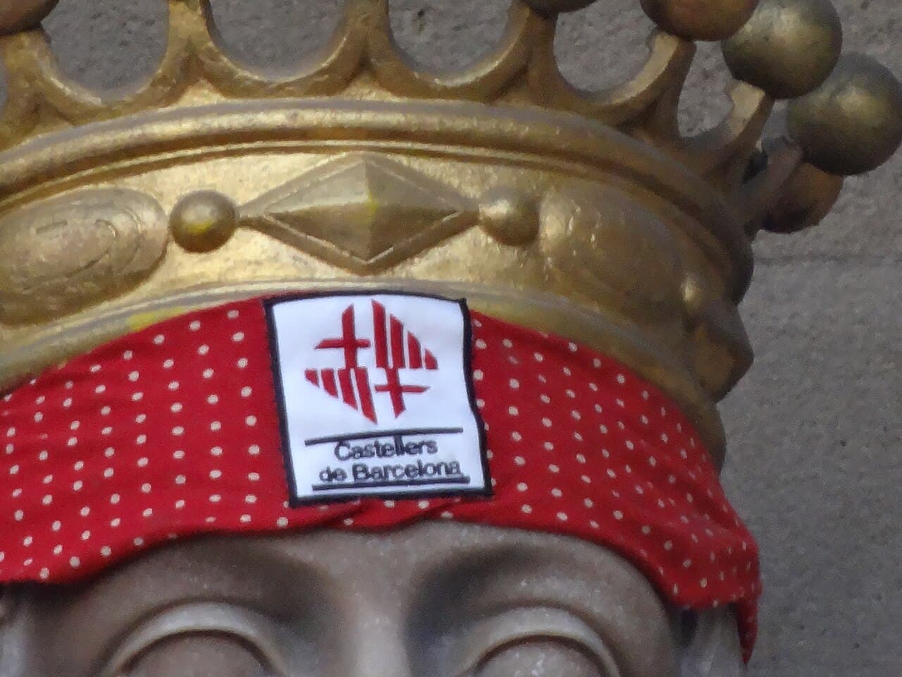 Castellers dressant une tour humaine sur la plaça de Sant Jaume pendant La Mercè à Barcelone