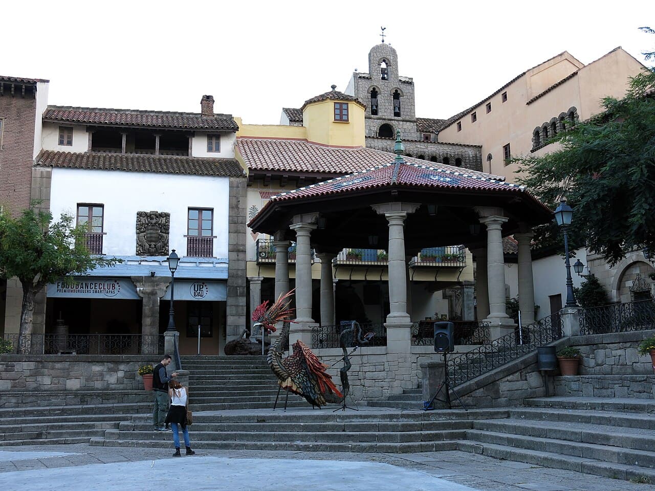 La plaça Major du Poble Espanyol à Barcelone, entourée de façades reproduisant l'architecture traditionnelle espagnole