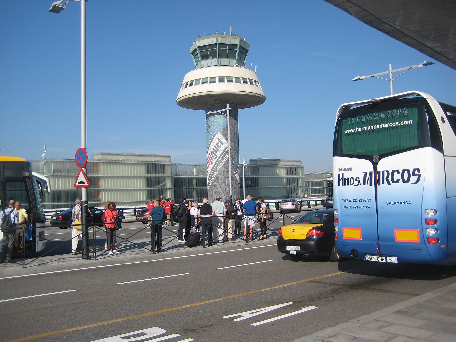 Façade vitrée du terminal 1 de l'aéroport Barcelone-El Prat, côté arrivées